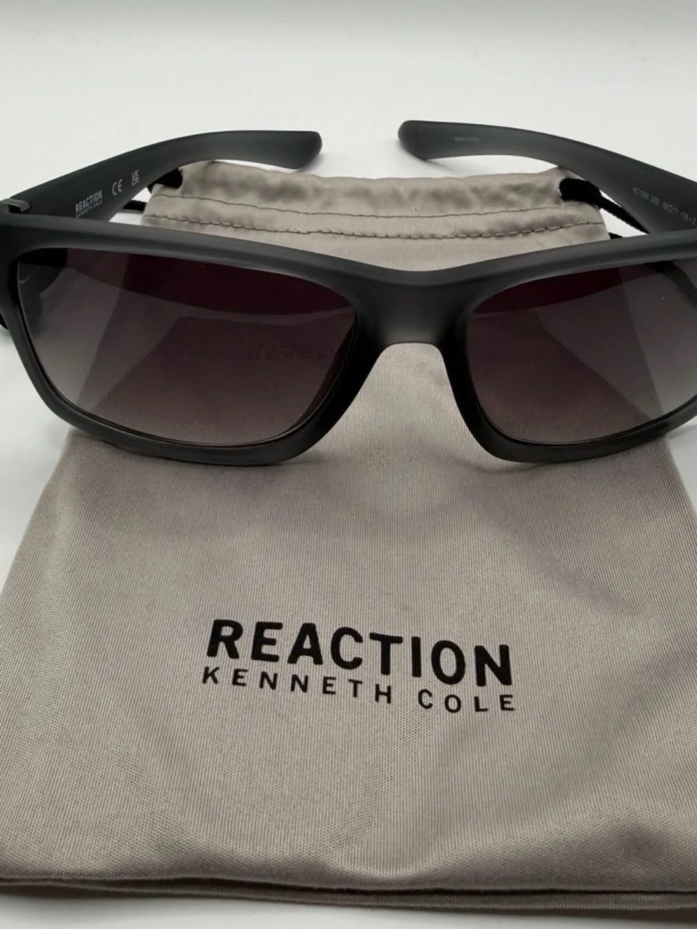 Kenneth Cole Reaction 1246 20B Sunglasses Black Gradient 58-17-138 New w/ Pouch